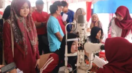 Bakti Kemerdekaan Angkatan 45 memberi pemeriksaan mata dan kacamata gratis bagi 150 warga Padang pada HUT RI ke-81. (Foto: Pemko Padang)