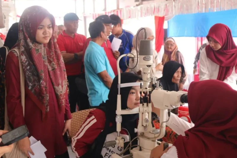 Bakti Kemerdekaan Angkatan 45 memberi pemeriksaan mata dan kacamata gratis bagi 150 warga Padang pada HUT RI ke-81. (Foto: Pemko Padang)
