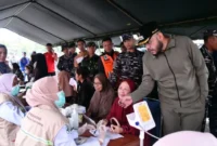 Wali Kota Padang Fadly Amran meninjau bakti sosial dan pelayanan kesehatan dalam rangka menyambut HJK Padang ke-357 di Markas Satrol Kodaeral II Padang, Kamis (6/8/2026) pagi. (Foto: Pemko Padang)