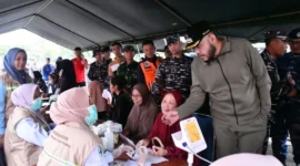 Wali Kota Padang Fadly Amran meninjau bakti sosial dan pelayanan kesehatan dalam rangka menyambut HJK Padang ke-357 di Markas Satrol Kodaeral II Padang, Kamis (6/8/2026) pagi. (Foto: Pemko Padang)