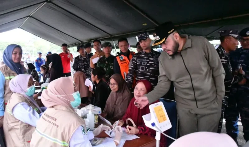 Wali Kota Padang Fadly Amran meninjau bakti sosial dan pelayanan kesehatan dalam rangka menyambut HJK Padang ke-357 di Markas Satrol Kodaeral II Padang, Kamis (6/8/2026) pagi. (Foto: Pemko Padang)