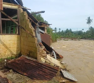 Bangunan lama SD 19 Baringin roboh