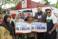 Wali Kota Padang Fadly Amran menyerahkan bantuan kepada warga yang terdampak banjir dan cuaca ekstrem di empat kecamatan, Minggu (9/8/2026). (Foto: Pemko Padang)