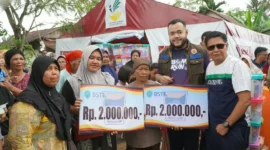 Wali Kota Padang Fadly Amran menyerahkan bantuan kepada warga yang terdampak banjir dan cuaca ekstrem di empat kecamatan, Minggu (9/8/2026). (Foto: Pemko Padang)