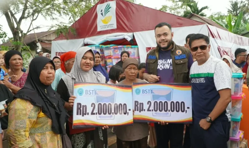 Wali Kota Padang Fadly Amran menyerahkan bantuan kepada warga yang terdampak banjir dan cuaca ekstrem di empat kecamatan, Minggu (9/8/2026). (Foto: Pemko Padang)