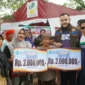 Wali Kota Padang Fadly Amran menyerahkan bantuan kepada warga yang terdampak banjir dan cuaca ekstrem di empat kecamatan, Minggu (9/8/2026). (Foto: Pemko Padang)