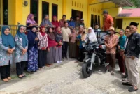 Anggota DPRD Sumbar Muhammad Yasin menyerahkan bantuan becak motor kepada Kelompok Tani Naga Intan di Nagari Batu Kalang Utara, Kabupaten Padang Pariaman, Kamis (20/8/2026). (Foto: Ist)