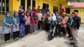 Anggota DPRD Sumbar Muhammad Yasin menyerahkan bantuan becak motor kepada Kelompok Tani Naga Intan di Nagari Batu Kalang Utara, Kabupaten Padang Pariaman, Kamis (20/8/2026). (Foto: Ist)