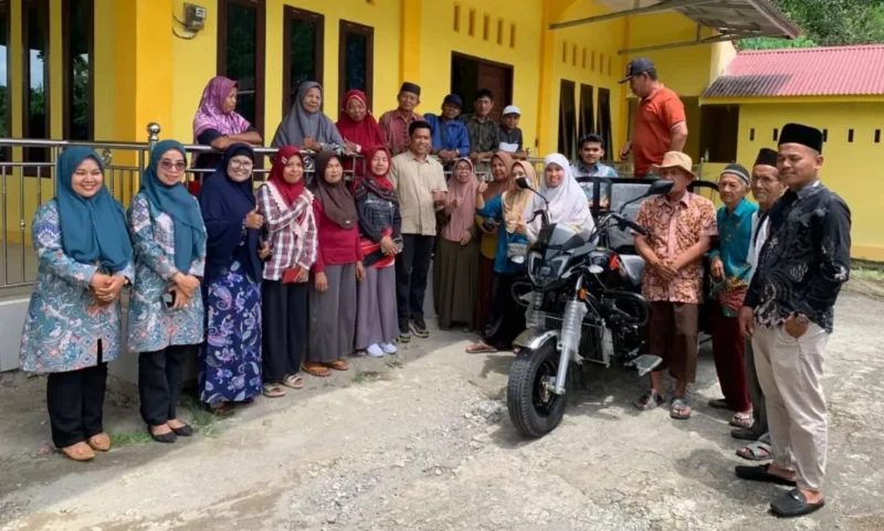 Anggota DPRD Sumbar Muhammad Yasin menyerahkan bantuan becak motor kepada Kelompok Tani Naga Intan di Nagari Batu Kalang Utara, Kabupaten Padang Pariaman, Kamis (20/8/2026). (Foto: Ist)