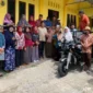 Anggota DPRD Sumbar Muhammad Yasin menyerahkan bantuan becak motor kepada Kelompok Tani Naga Intan di Nagari Batu Kalang Utara, Kabupaten Padang Pariaman, Kamis (20/8/2026). (Foto: Ist)