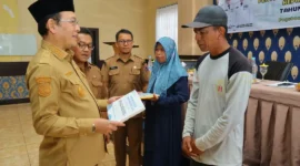 Wali Kota Payakumbuh Zulmaeta menyerahkan bantuan peningkatan kualitas RTLH kepada penerima, Selasa (11/8/2026). (Foto: MC Payakumbuh)
