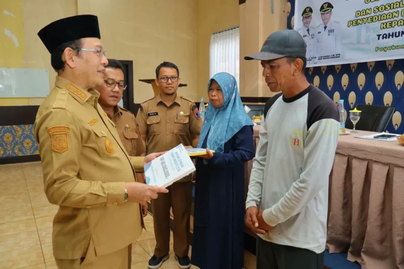 Wali Kota Payakumbuh Zulmaeta menyerahkan bantuan peningkatan kualitas RTLH kepada penerima, Selasa (11/8/2026). (Foto: MC Payakumbuh)
