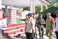 Presiden Prabowo menyalurkan Rp200 miliar untuk penanganan gempa NTT. (Foto: BPMI Setpres)
