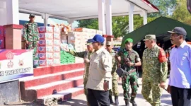 Presiden Prabowo menyalurkan Rp200 miliar untuk penanganan gempa NTT. (Foto: BPMI Setpres)