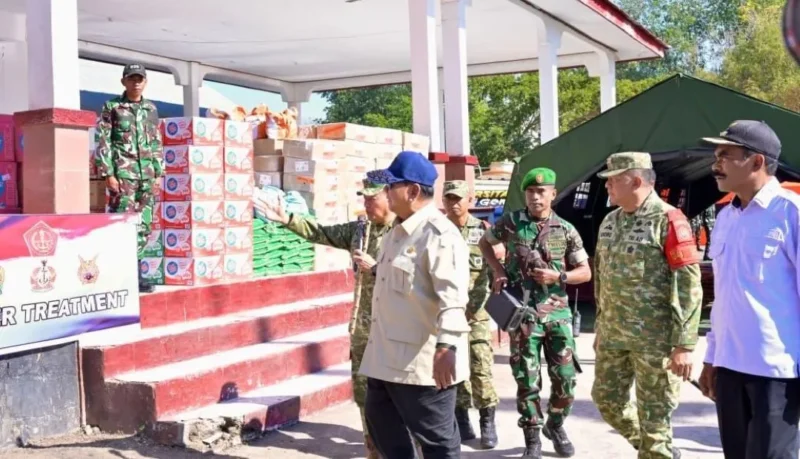 Presiden Prabowo menyalurkan Rp200 miliar untuk penanganan gempa NTT. (Foto: BPMI Setpres)