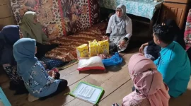 Dinsos Padang menyalurkan bantuan tanggap darurat kepada lansia sakit di Air Pacah, Minggu (23/8/2026). (Foto: Pemko Padang)