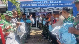 Bantuan paket sembako dari Presiden Prabowo Subianto tiba di Maumere, NTT, Minggu (16/8). (Foto: Bidang Komunikasi Kebencanaan/Apri Setiawan)