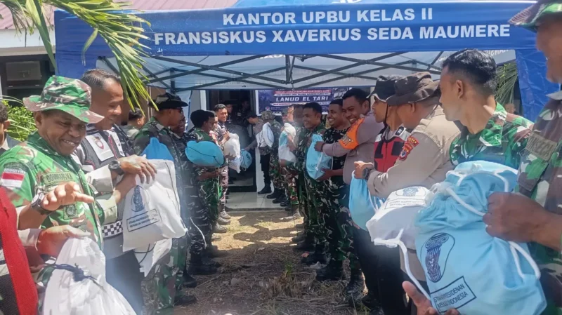 Bantuan paket sembako dari Presiden Prabowo Subianto tiba di Maumere, NTT, Minggu (16/8). (Foto: Bidang Komunikasi Kebencanaan/Apri Setiawan)