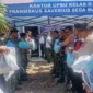Bantuan paket sembako dari Presiden Prabowo Subianto tiba di Maumere, NTT, Minggu (16/8). (Foto: Bidang Komunikasi Kebencanaan/Apri Setiawan)