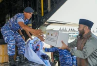 Wali Kota Padang Fadly Amran melepas bantuan rendang untuk korban gempa NTT di BIM, Sabtu (22/8/2026). (Foto: Pemko Padang)