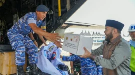 Wali Kota Padang Fadly Amran melepas bantuan rendang untuk korban gempa NTT di BIM, Sabtu (22/8/2026). (Foto: Pemko Padang)
