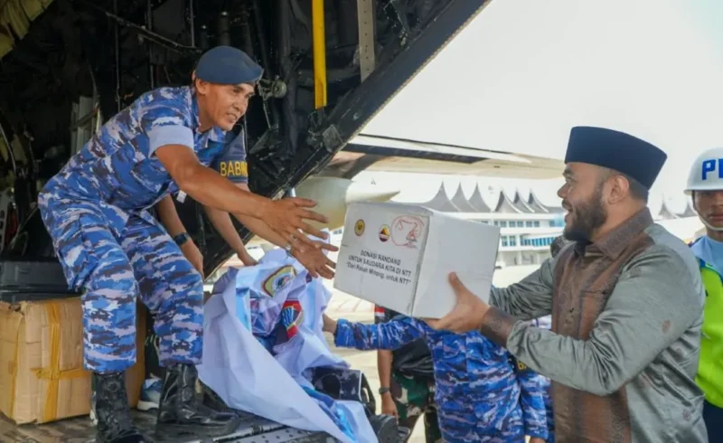 Wali Kota Padang Fadly Amran melepas bantuan rendang untuk korban gempa NTT di BIM, Sabtu (22/8/2026). (Foto: Pemko Padang)