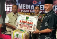 Gubernur Sumbar Mahyeldi Ansharullah menyerahkan bantuan rendang sebanyak 2,12 ton untuk korban bencana di NTT, Selasa (25/8/2026). (Foto: ADPSB)