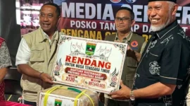 Gubernur Sumbar Mahyeldi Ansharullah menyerahkan bantuan rendang sebanyak 2,12 ton untuk korban bencana di NTT, Selasa (25/8/2026). (Foto: ADPSB)