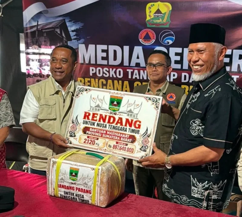 Gubernur Sumbar Mahyeldi Ansharullah menyerahkan bantuan rendang sebanyak 2,12 ton untuk korban bencana di NTT, Selasa (25/8/2026). (Foto: ADPSB)
