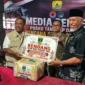 Gubernur Sumbar Mahyeldi Ansharullah menyerahkan bantuan rendang sebanyak 2,12 ton untuk korban bencana di NTT, Selasa (25/8/2026). (Foto: ADPSB)