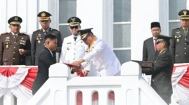 Wali Kota Bukittinggi Ramlan Nurmatias menyerahkan duplikat Bendera Pusaka di bawah Jam Gadang, Senin (17/8/2026). (Foto: Diskominfo Bukittinggi)