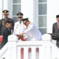 Wali Kota Bukittinggi Ramlan Nurmatias menyerahkan duplikat Bendera Pusaka di bawah Jam Gadang, Senin (17/8/2026). (Foto: Diskominfo Bukittinggi)