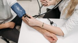 Ilustrasi seorang dokter mengukur tekanan darah pasien dengan sphygmomanometer. (Foto: Pexels)