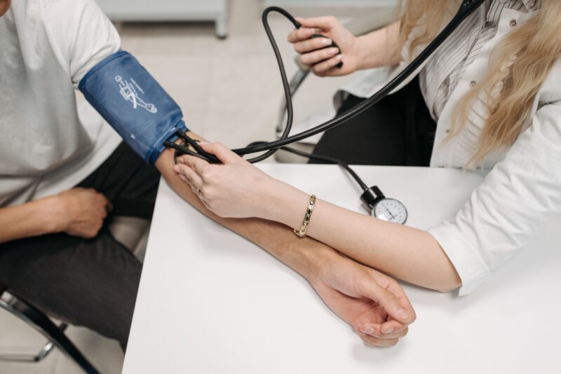 Ilustrasi seorang dokter mengukur tekanan darah pasien dengan sphygmomanometer. (Foto: Pexels)