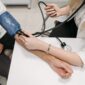 Ilustrasi seorang dokter mengukur tekanan darah pasien dengan sphygmomanometer. (Foto: Pexels)