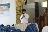 Camat Lubuk Begalung Ikrar Prakarsa menyampaikan sambutan saat menghadiri Khatam Al-Qur’an yang digelar Majelis Taklim di Masjid Al-Muttaqin, Kelurahan Pagambiran Ampalu Nan XX, Sabtu (22/8/2026). (Foto: Pemko Padang)