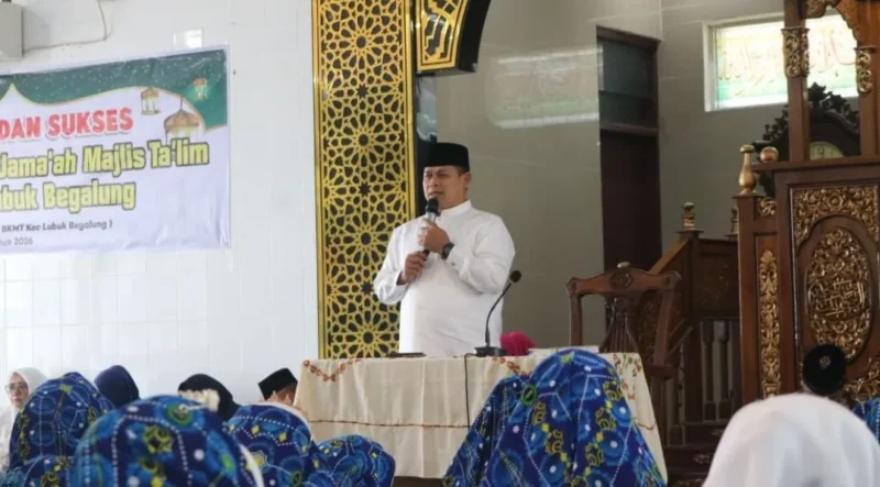 Camat Lubuk Begalung Ikrar Prakarsa menyampaikan sambutan saat menghadiri Khatam Al-Qur’an yang digelar Majelis Taklim di Masjid Al-Muttaqin, Kelurahan Pagambiran Ampalu Nan XX, Sabtu (22/8/2026). (Foto: Pemko Padang)