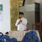 Camat Lubuk Begalung Ikrar Prakarsa menyampaikan sambutan saat menghadiri Khatam Al-Qur’an yang digelar Majelis Taklim di Masjid Al-Muttaqin, Kelurahan Pagambiran Ampalu Nan XX, Sabtu (22/8/2026). (Foto: Pemko Padang)