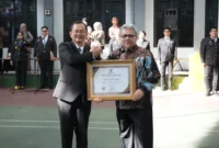 Ketua DPRD Sumbar Muhidi menerima penghargaan JDIH Nasional 2026 dalam rangkaian Hari Pengayoman ke-81, Rabu (19/8/2026). (Foto: Ist)