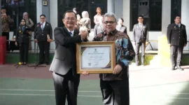 Ketua DPRD Sumbar Muhidi menerima penghargaan JDIH Nasional 2026 dalam rangkaian Hari Pengayoman ke-81, Rabu (19/8/2026). (Foto: Ist)