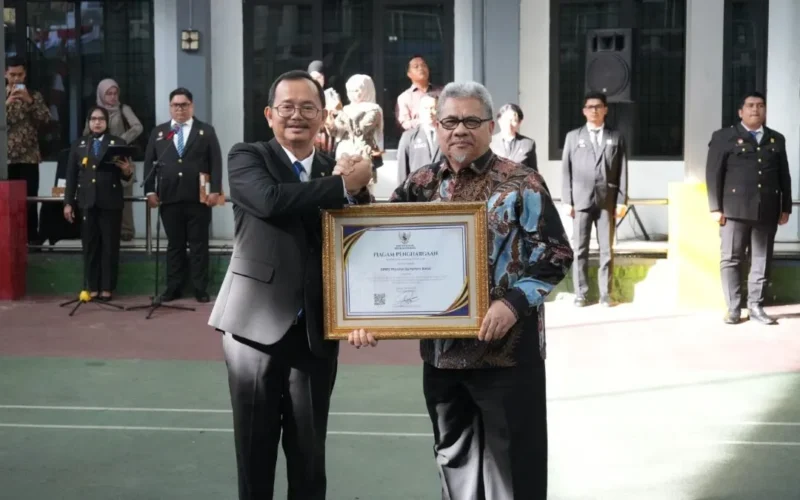 Ketua DPRD Sumbar Muhidi menerima penghargaan JDIH Nasional 2026 dalam rangkaian Hari Pengayoman ke-81, Rabu (19/8/2026). (Foto: Ist)
