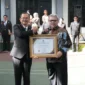 Ketua DPRD Sumbar Muhidi menerima penghargaan JDIH Nasional 2026 dalam rangkaian Hari Pengayoman ke-81, Rabu (19/8/2026). (Foto: Ist)