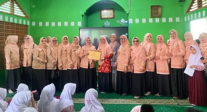 DWP Kota Padang melaksanakan program inovatif bertajuk “DWP Mengajar” di SD dan SMP, Rabu (12/8/2026). (Foto: Pemko Padang)