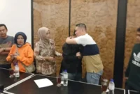 Perselisihan di Jalan Bandara Padang antara Teddy Fanani dan Bili berakhir damai setelah keduanya sepakat saling memaafkan. (Foto: Polda Sumbar)