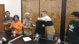 Perselisihan di Jalan Bandara Padang antara Teddy Fanani dan Bili berakhir damai setelah keduanya sepakat saling memaafkan. (Foto: Polda Sumbar)