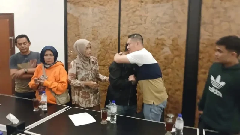 Perselisihan di Jalan Bandara Padang antara Teddy Fanani dan Bili berakhir damai setelah keduanya sepakat saling memaafkan. (Foto: Polda Sumbar)