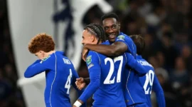 Danny Welbeck merayakan gol bersama rekannya saat Chelsea mengalahkan Luton Town 2-0 di Stamford Bridge, Kamis (27/8/2026). (Foto: chelseafc.com) 