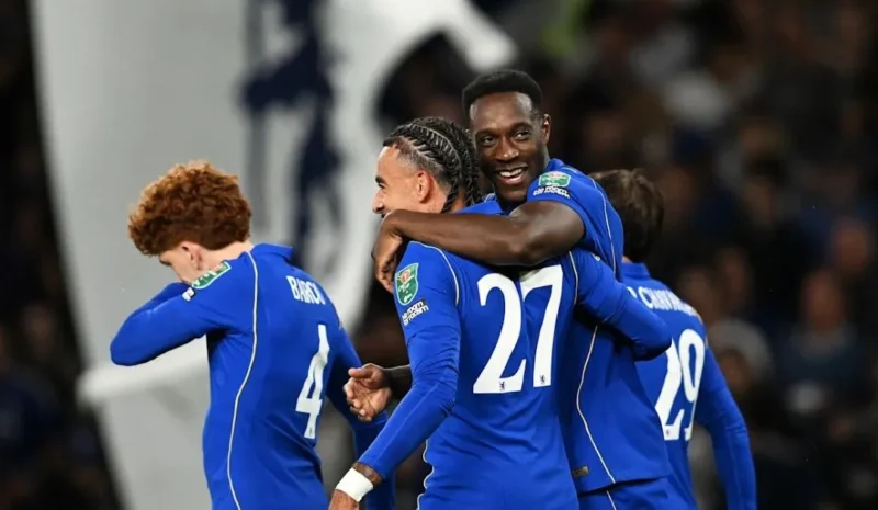 Danny Welbeck merayakan gol bersama rekannya saat Chelsea mengalahkan Luton Town 2-0 di Stamford Bridge, Kamis (27/8/2026). (Foto: chelseafc.com) 