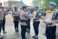 Kapolresta Padang Kombes Pol Apri Wibowo memimpin Upacara PTDH delapan personelnya di halaman Mapolresta Padang, Jumat (14/8/2026). (Foto: Ist)