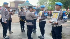Kapolresta Padang Kombes Pol Apri Wibowo memimpin Upacara PTDH delapan personelnya di halaman Mapolresta Padang, Jumat (14/8/2026). (Foto: Ist)